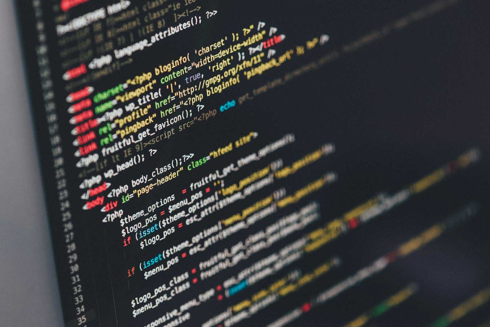 Código-fonte exibido em um monitor